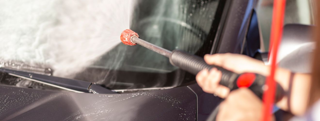 Can pouring hot water on a cold windshield crack it?
